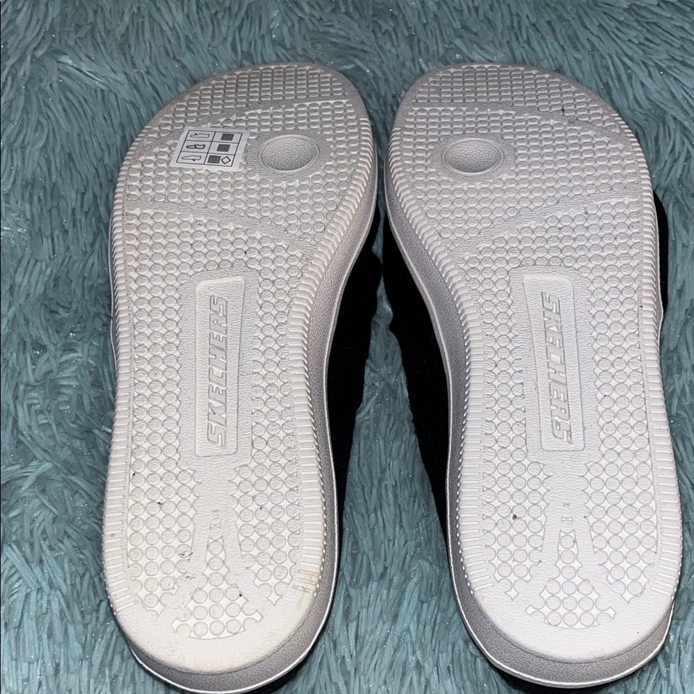 SKETCHERS NWT 8.5 BLACK TRENDY BOW SLIP ON DESIGN - Picture 3 of 6